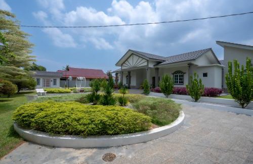 Kampung Bukit Katil Villa | Villa Dracaena Melaka - Private Pool, Hill View, 20 minutes to Town