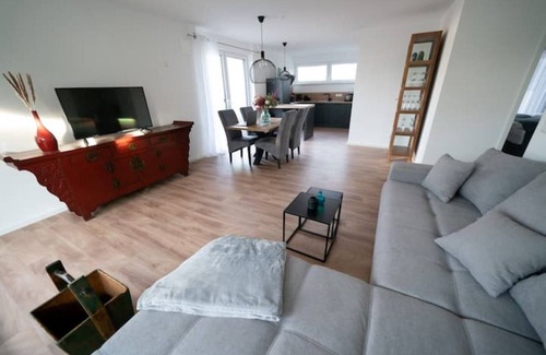 Osnabrueck House | Villa Emma: Lion poodle, not a mechanic's apartment