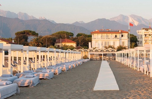 Seravezza Villa | Villa Ewa, 1km from the sea, elegant, air conditioning, UNLIMITED INTERNET.