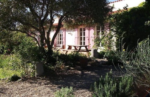 Villeneuve-de-la-Raho House | Villa familale avec piscine et jardin boisé