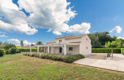 Saint-Genies-de-Fontedit Villa | Villa w/Palm Trees & Pool