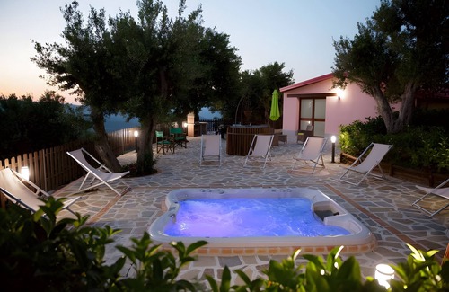 Stella Cilento Villa | Villa 'Ginestra Con Jacuzzi' with Mountain View, Wi-Fi and Air Conditioning