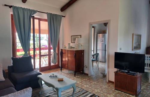 Magazzini Apartment | Villa Giolù: La Terrazza Apartment, near the beach !