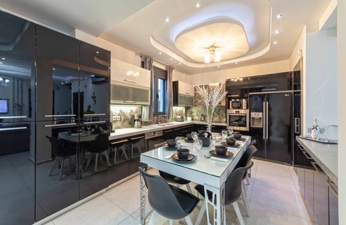 Misiria Villa | Villa Green Diamond - Private Heated Pool & garden! 800m from great sandy beach!
