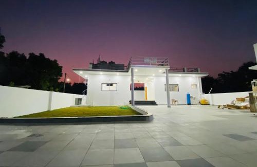 Bhuj Villa | Villa Hillside