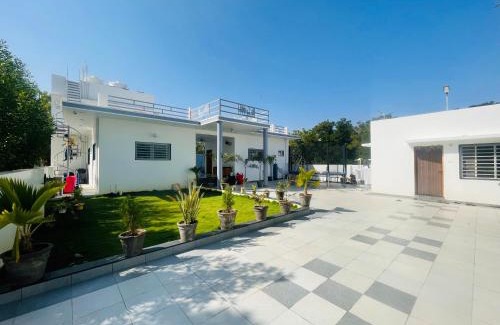 Bhuj Villa | Villa Hillside