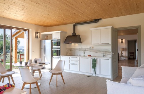 Orciano di Pesaro Villa | Villa I Gelsi 8 Marcheholiday, with infinity pool and hydromassage corner