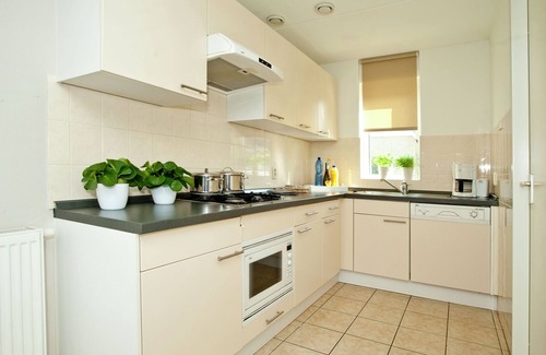 Heel House | Villa in Maaspark with Lake Views & Sauna