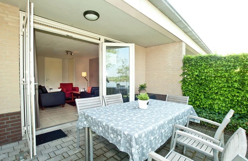 Heel House | Villa in Maaspark with Lake Views & Sauna