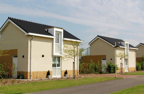 Heel House | Villa in Maaspark with Sauna and Lake Views