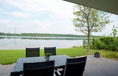 Heel House | Villa in Maaspark with Sauna and Lake Views