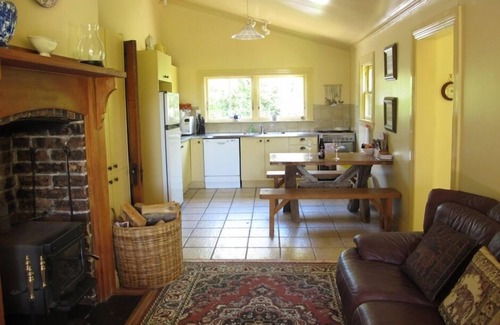 Martinborough House | Villa in the Vines on MB wine trail, 4 bikes, woodfire, heatpump & pet friendly.