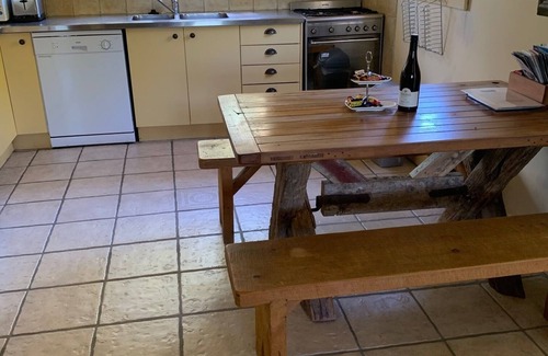 Martinborough House | Villa in the Vines on MB wine trail, 4 bikes, woodfire, heatpump & pet friendly.