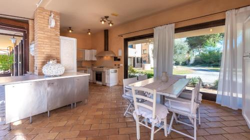 Civitanova Alta Villa | VILLA ISOTTA 8&4, Emma Villas