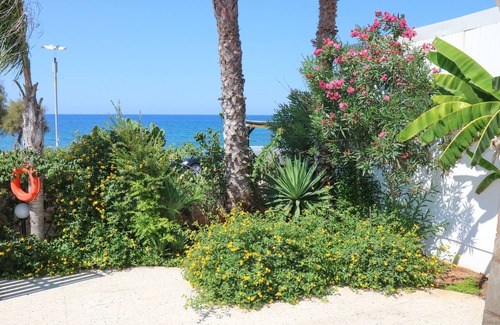 Posto Rosso Villa | VILLA JINETTE facing the sea