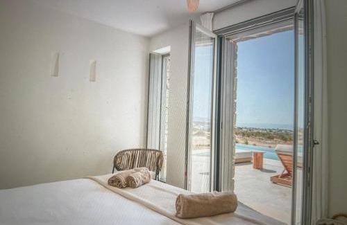 Paraga House | Villa Karana with a large swimming pool