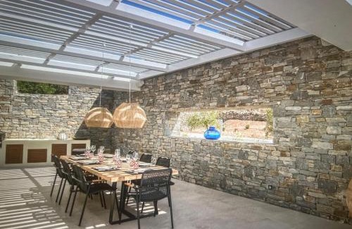 Paraga House | Villa Karana with a large swimming pool