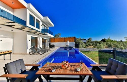 Uzumlu Villa | Villa Lycian-Kalkan 3 Bedroom-2 Jakuzzies-Sauna-Turkish Hamam-Huge Private Pool and lovely garden