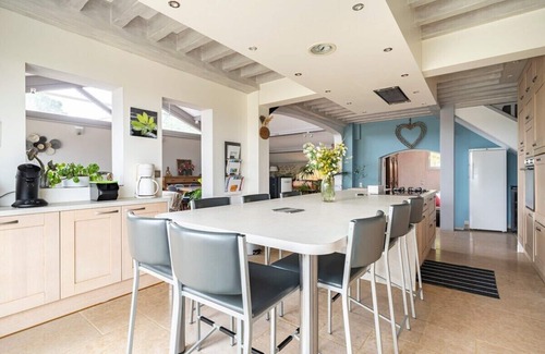 Mours-Saint-Eusebe Villa | Villa-Mountain view-Private Bathroom