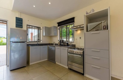 Pointe Aux Sables House | Villa Neuve de 3 Chambre Pied Dans L'eau