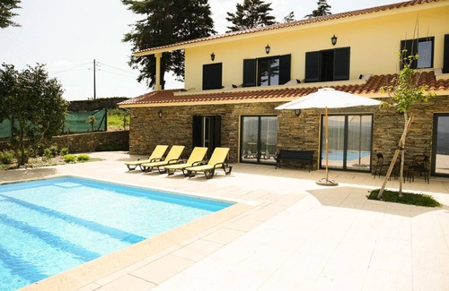 Peso da Regua Cottage | Villa overlooking the Douro River with Swimming Pool and Tennis Court
