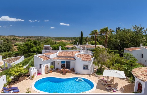 Alcalar Villa | Villa Sagres is a country villa, 3km from the Golf courses and 13km from the beaches