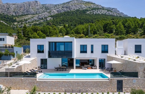 Omis Villa | Villa Sea Breeze, 5 bedroom Luxury Villa near the sea, private heated pool, Omiš Brzet