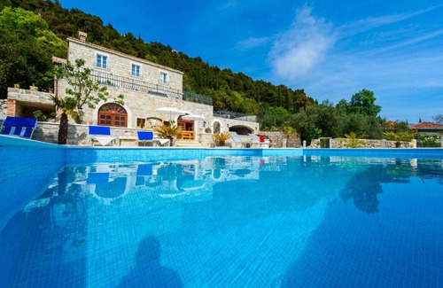 Lovorno Villa | Villa Stone Rose
