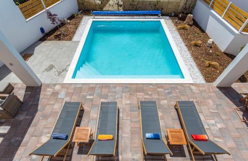 Zagvozd Villa | Villa Sulic - Heated Pool and Mountain View