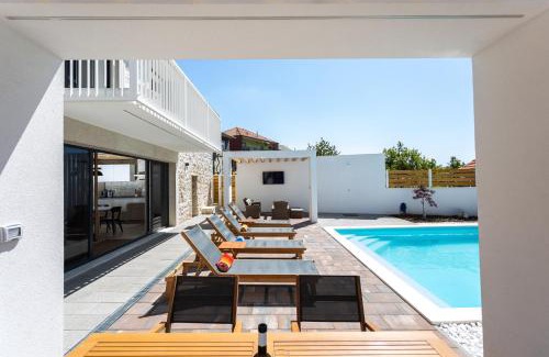 Zagvozd Villa | Villa Sulic - Heated Pool and Mountain View