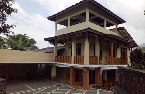 Cisarua Villa | Villa Tebing Puncak Bogor