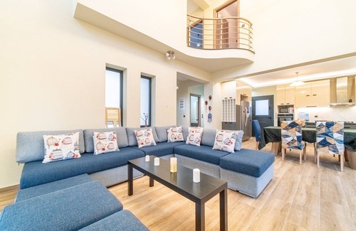 Aleimmatades Apartment | Villa 'The Mountain Villa' with Sea View, Shared Terrace and Air Conditioning