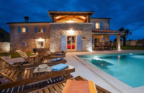 Krmed Villa | Villa Tomani - Pool, Jacuzzi, Sport Courts