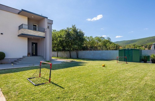 Dicmo Villa | Villa Verde with Pool