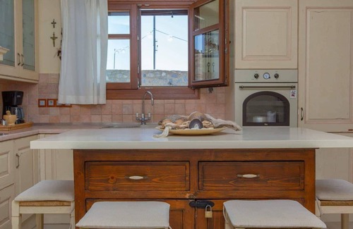 Glinado Villa | villa victor , panoramic view, family and pet friendly, near the beaches.