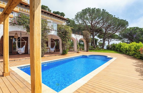 Lloret de Mar Villa | Villa 'Vista Bonita 5 Rooms' with Sea View, Private Pool and Wi-Fi