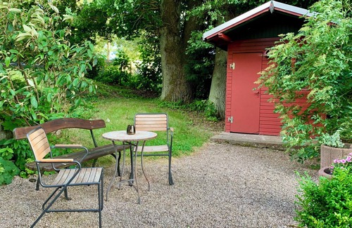 Friedrichroda Apartment | Villa Warzenburg, apartment 1 with panoramic mountain view and terrace. Vacation with a dog.