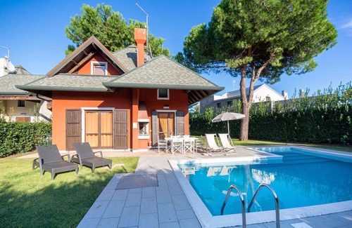Isola Albarella Villa | Villa with air conditioning, garden and pool
