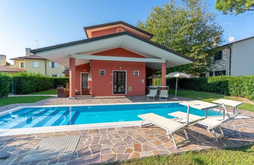 Isola Albarella Villa | Villa with air conditioning, garden and pool