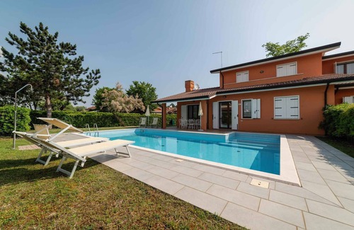 Isola Albarella Villa | Villa with air conditioning, garden and pool