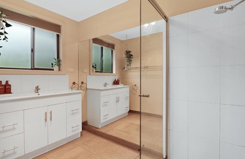 Macs Cove House | Village Cove