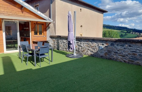Poule-les-Echarmeaux House | Village house in the heart of the Beaujolais Vert, close to hiking trails