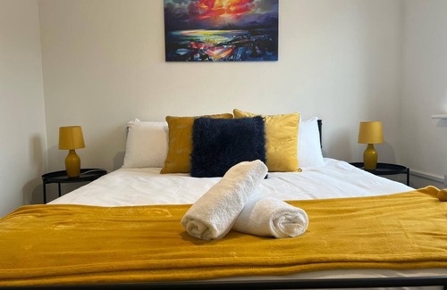 Pontprennau House | Village House in St Mellons - Close to A48 and M4 Motorway