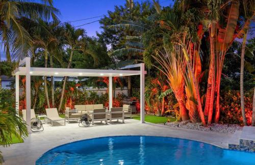 North Miami House | VillaLee-Jungle Palm Island white marble pool Area