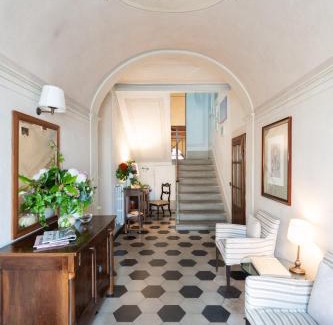 Caprona House | VillAmorosa