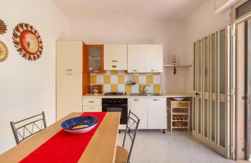 Torre Castiglione House | Villetta Bianca Gioiosa by BarbarHouse