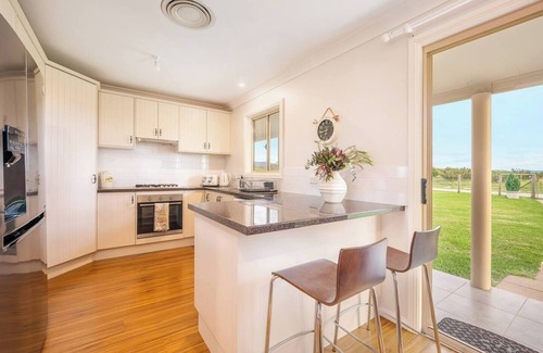 Eurunderee Cottage | Vineyard Cottage A Golden Escape among the Vines