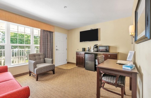 Kelleys Island Hotel | Vineyard Suite at Kelley's Island Venture Resort