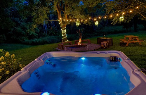 Madison Cottage | Vineyard View | Walk to Wineries & River| Hot Tub