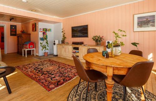 Vestre Slidre Apartment | Vinjestogo- mesmerizing mountain view, sauna with a view and eco living in an old school house